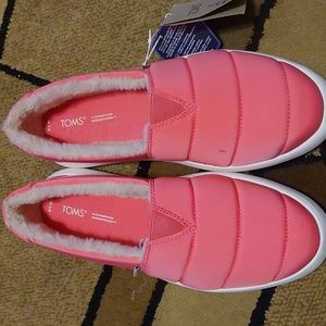 Brand new pair of TOMS women's size91/2 M